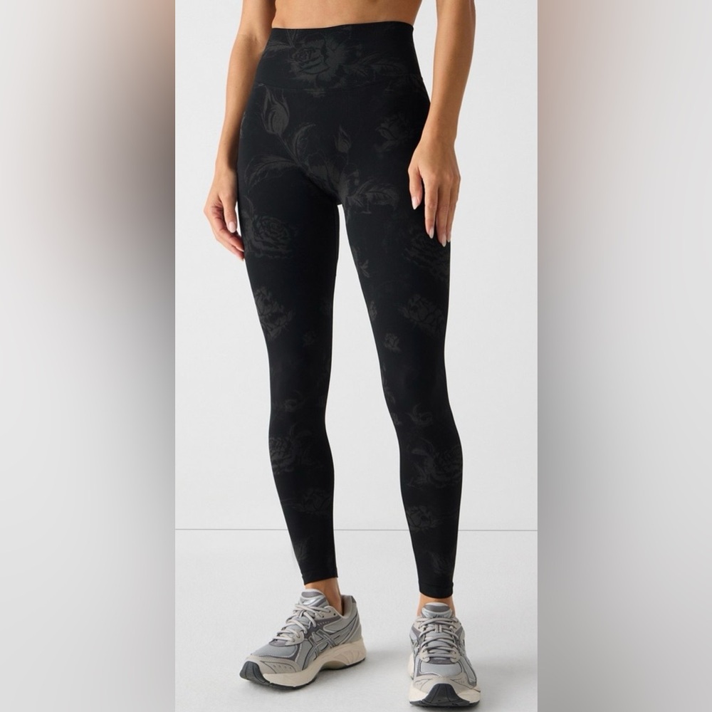 Fabletics Seamless Scrunch Black Shadow Blooms Legging Short | XS | NWT | 🌟Rare🌟 - Picture 2 of 11